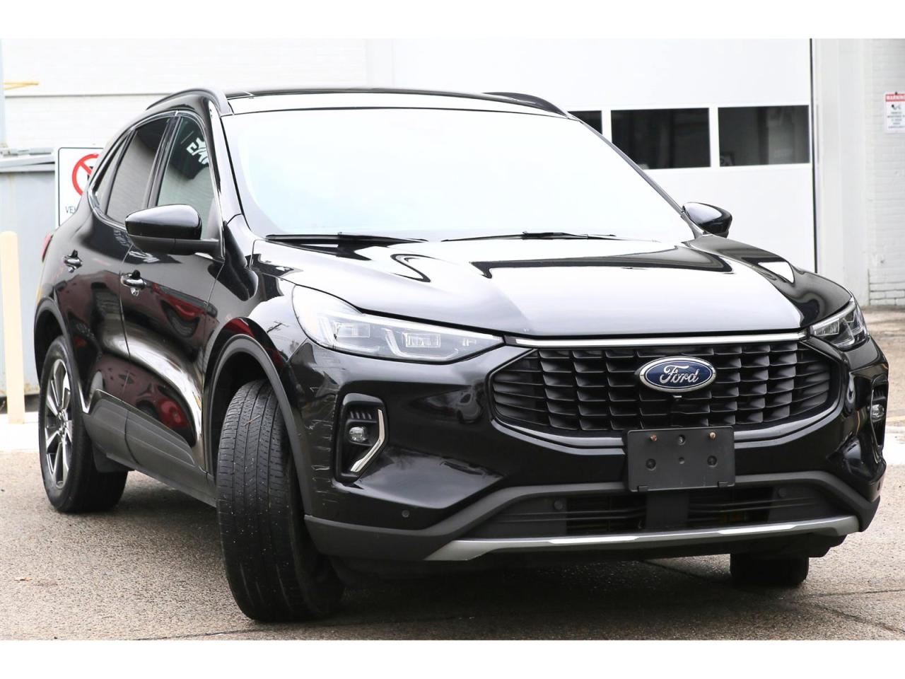 2023 Ford Escape Platinum AWD | Panoramic Roof | Navigation | Leather Seats Photo