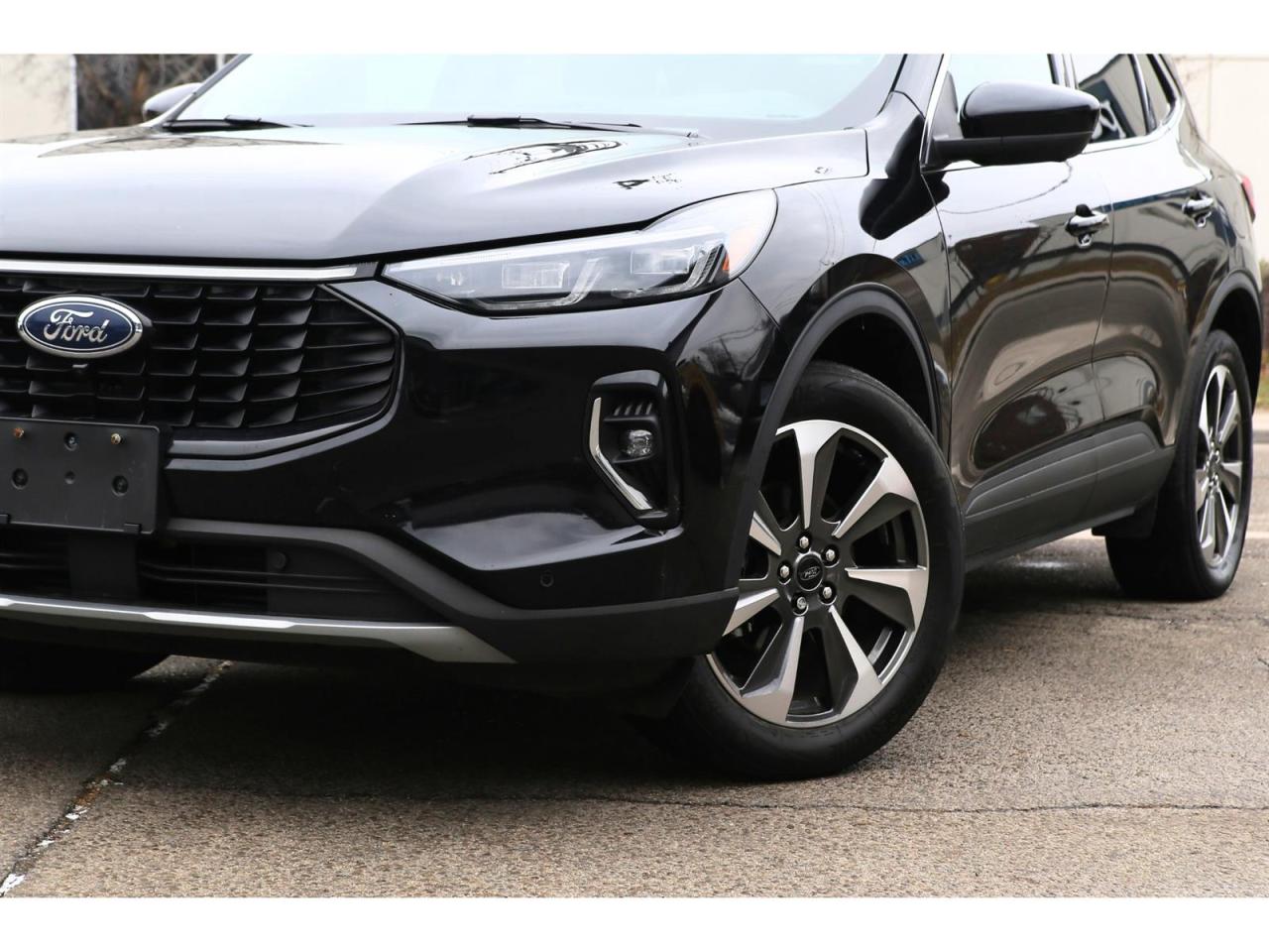 2023 Ford Escape Platinum AWD | Panoramic Roof | Navigation | Leather Seats Photo