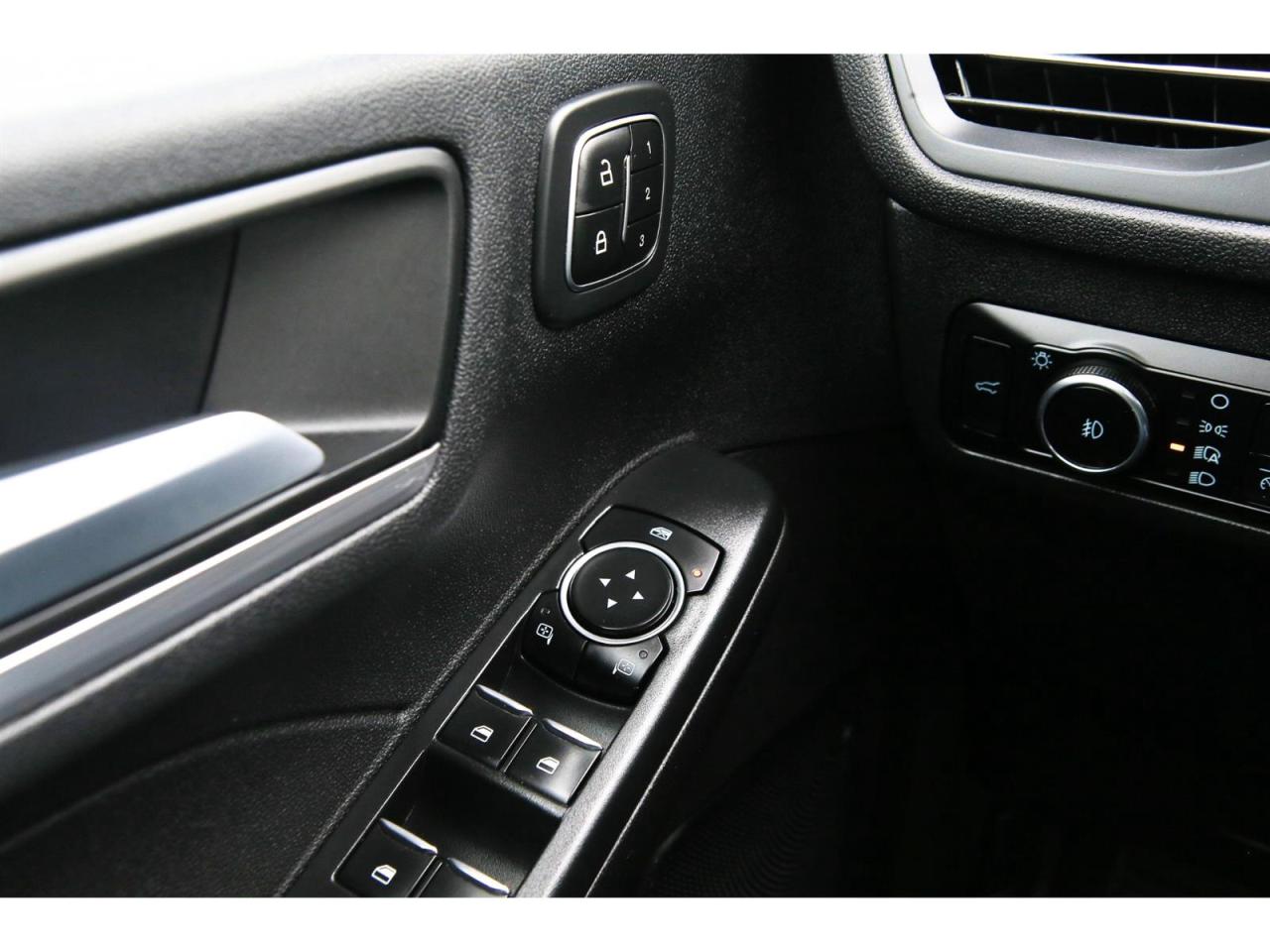 2023 Ford Escape Platinum AWD | Panoramic Roof | Navigation | Leather Seats Photo