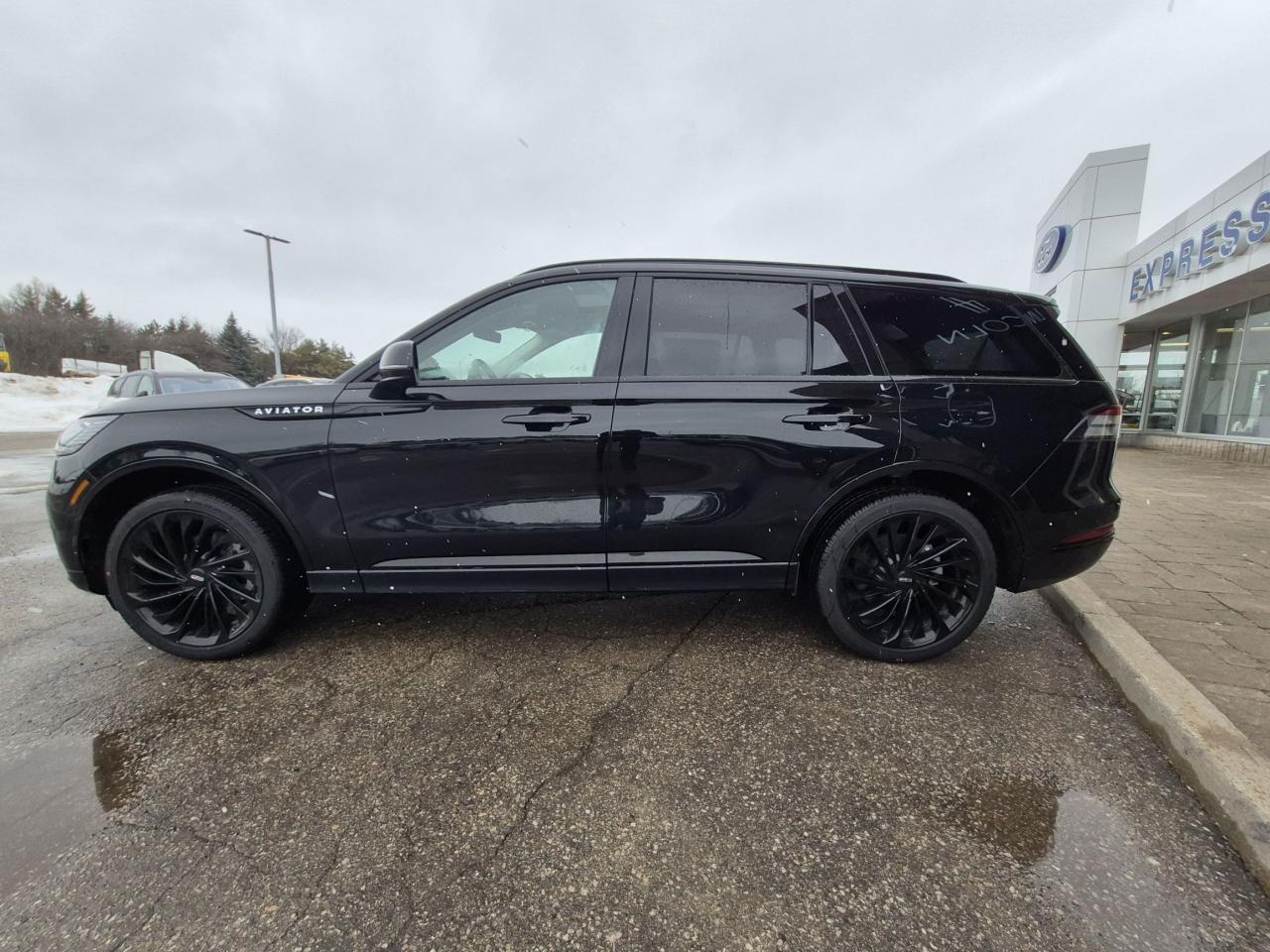 2026 Lincoln Aviator RESERVE AWD, JET BLACK APPEARANCE, PANORAMIC ROOF Photo3