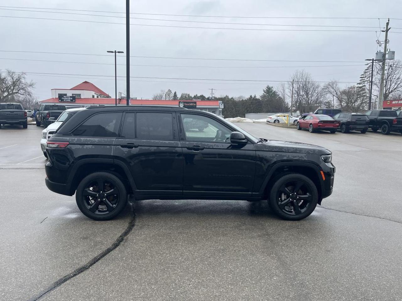 2024 Jeep Grand Cherokee Altitude 4x4 @ 3.99% for 60 mo Photo