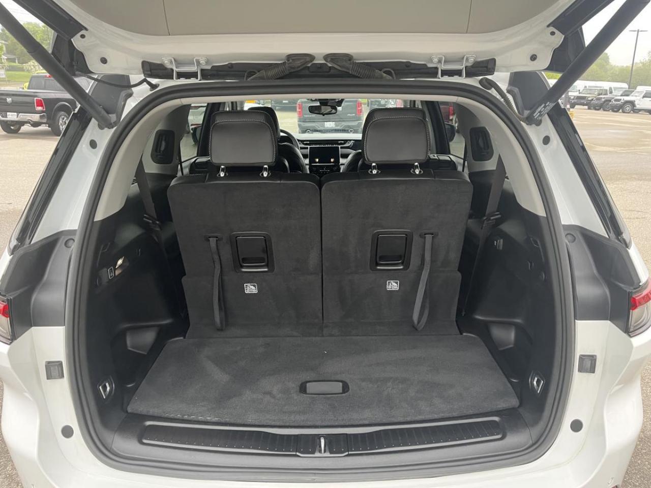 2023 Jeep Grand Cherokee L Limited 4x4 Photo