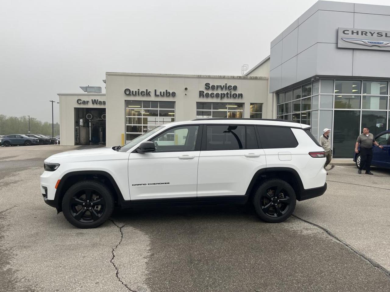2023 Jeep Grand Cherokee L Limited 4x4 @ 3.99% for 60 mo Photo