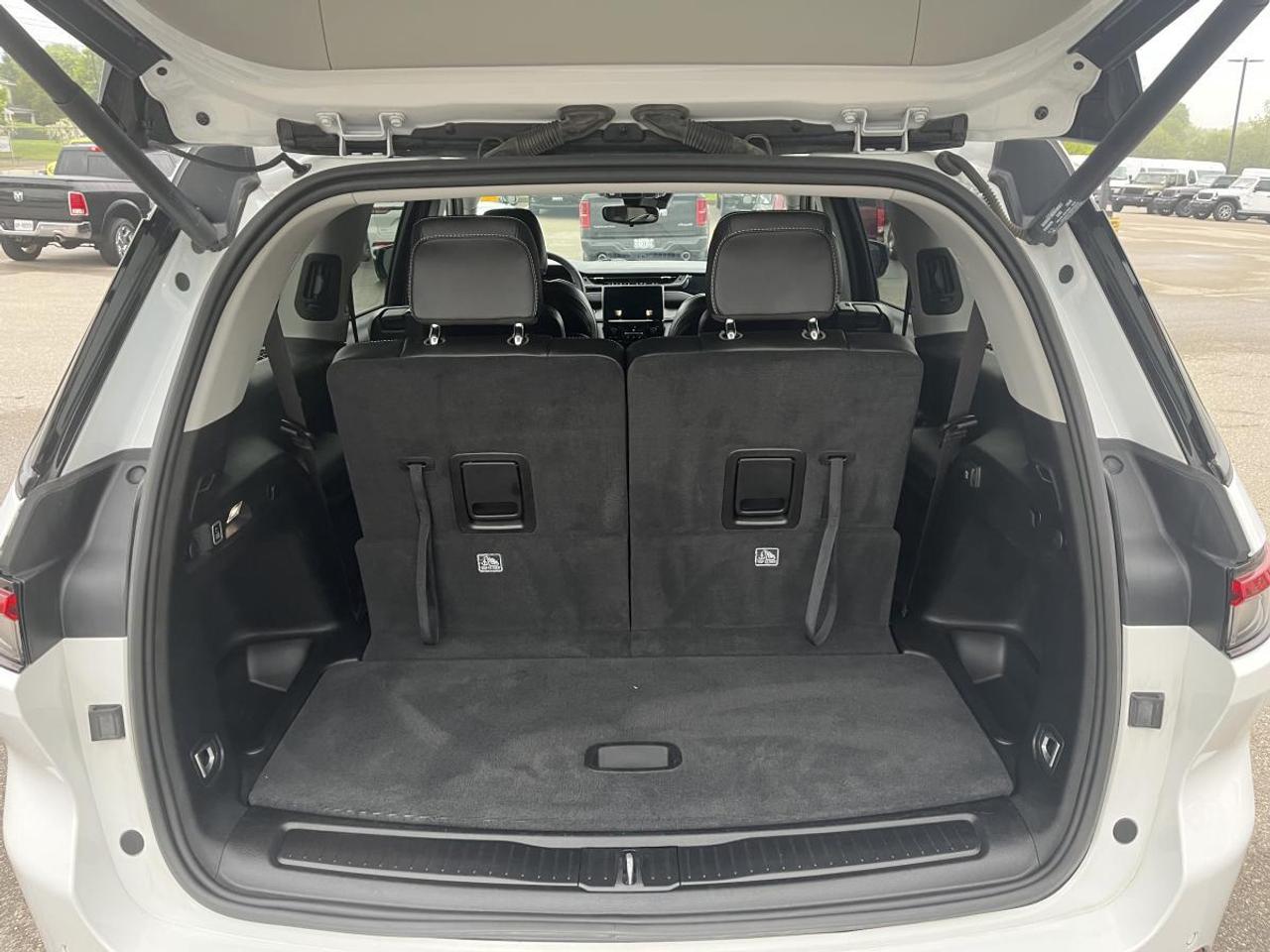 2023 Jeep Grand Cherokee L Limited 4x4 @ 3.99% for 60 mo Photo