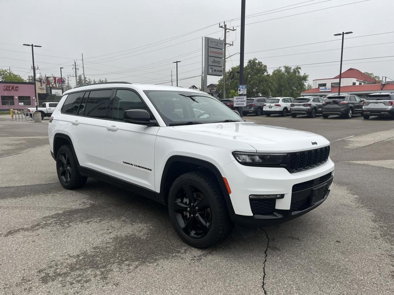 2023 Jeep Grand Cherokee L Limited 4x4 @ 3.99% for 60 mo Photo