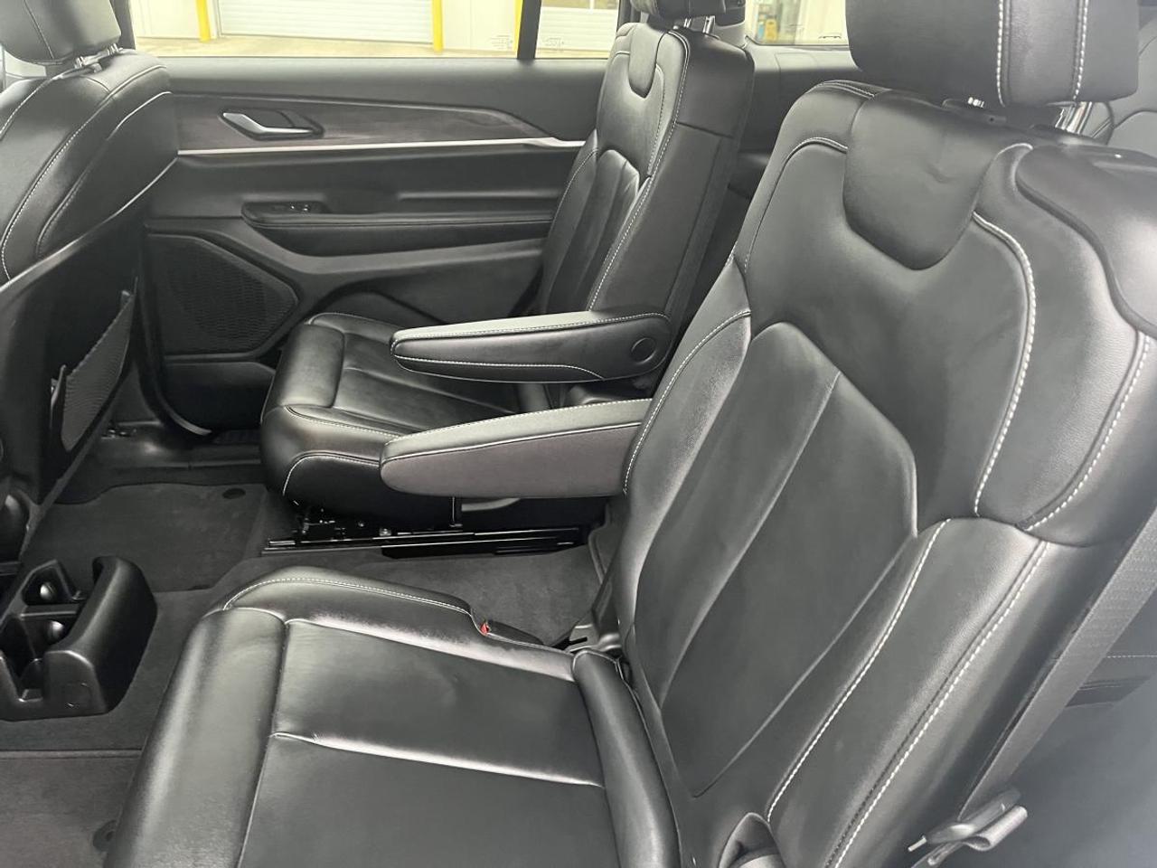 2023 Jeep Grand Cherokee L Limited 4x4 @ 3.99% for 60 mo Photo