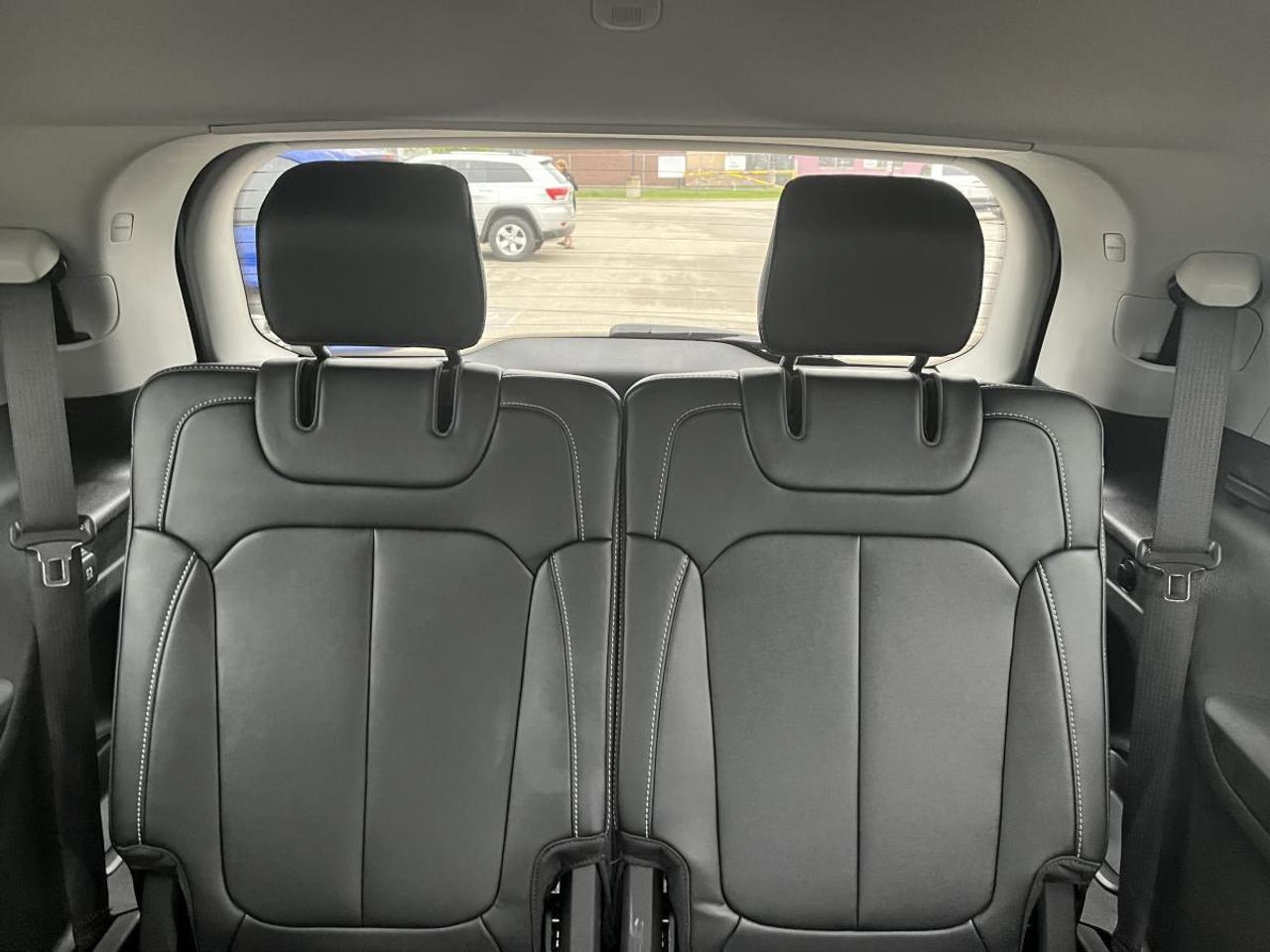 2023 Jeep Grand Cherokee L Limited 4x4 @ 3.99% for 60 mo Photo