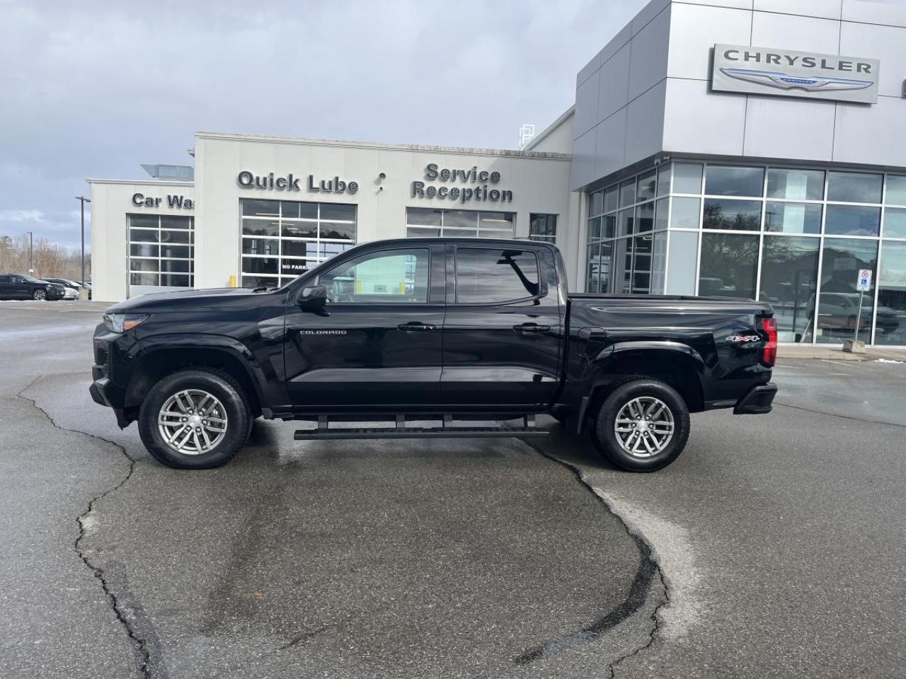 2023 Chevrolet Colorado Crew Cab Short Box 4-Wheel Drive LT Photo2