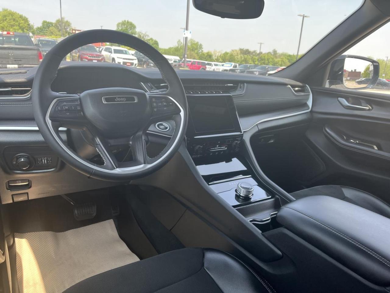 2024 Jeep Grand Cherokee L ALTITUDE 4X4 Photo