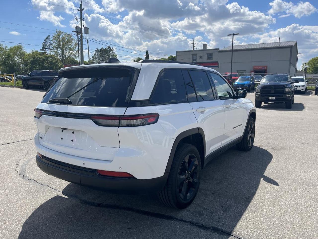 2023 Jeep Grand Cherokee ALTITUDE 4X4 Photo