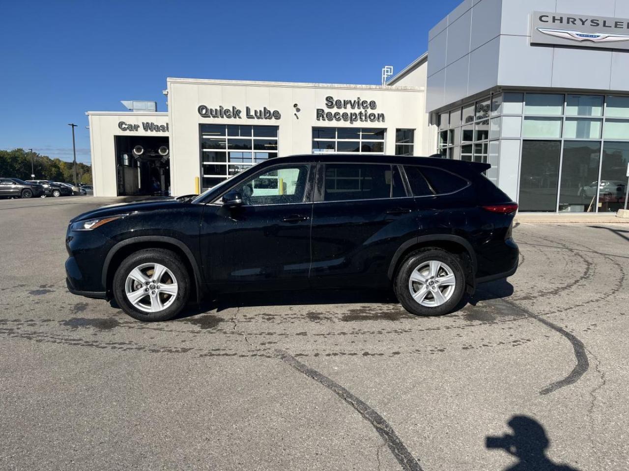 2023 Toyota Highlander LE AWD Photo2