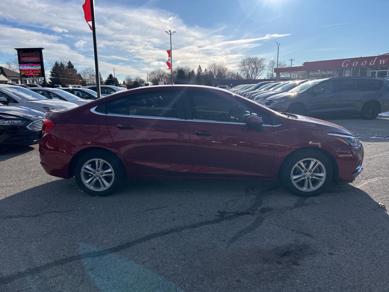 2018 Chevrolet Cruze MANUAL TRANSMISSION, BACK UP CAM, HEATED CLOTH! Photo4