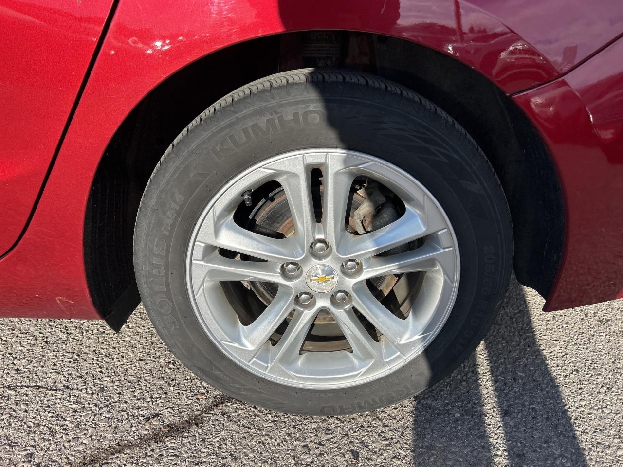 2018 Chevrolet Cruze MANUAL TRANSMISSION, BACK UP CAM, HEATED CLOTH! Photo