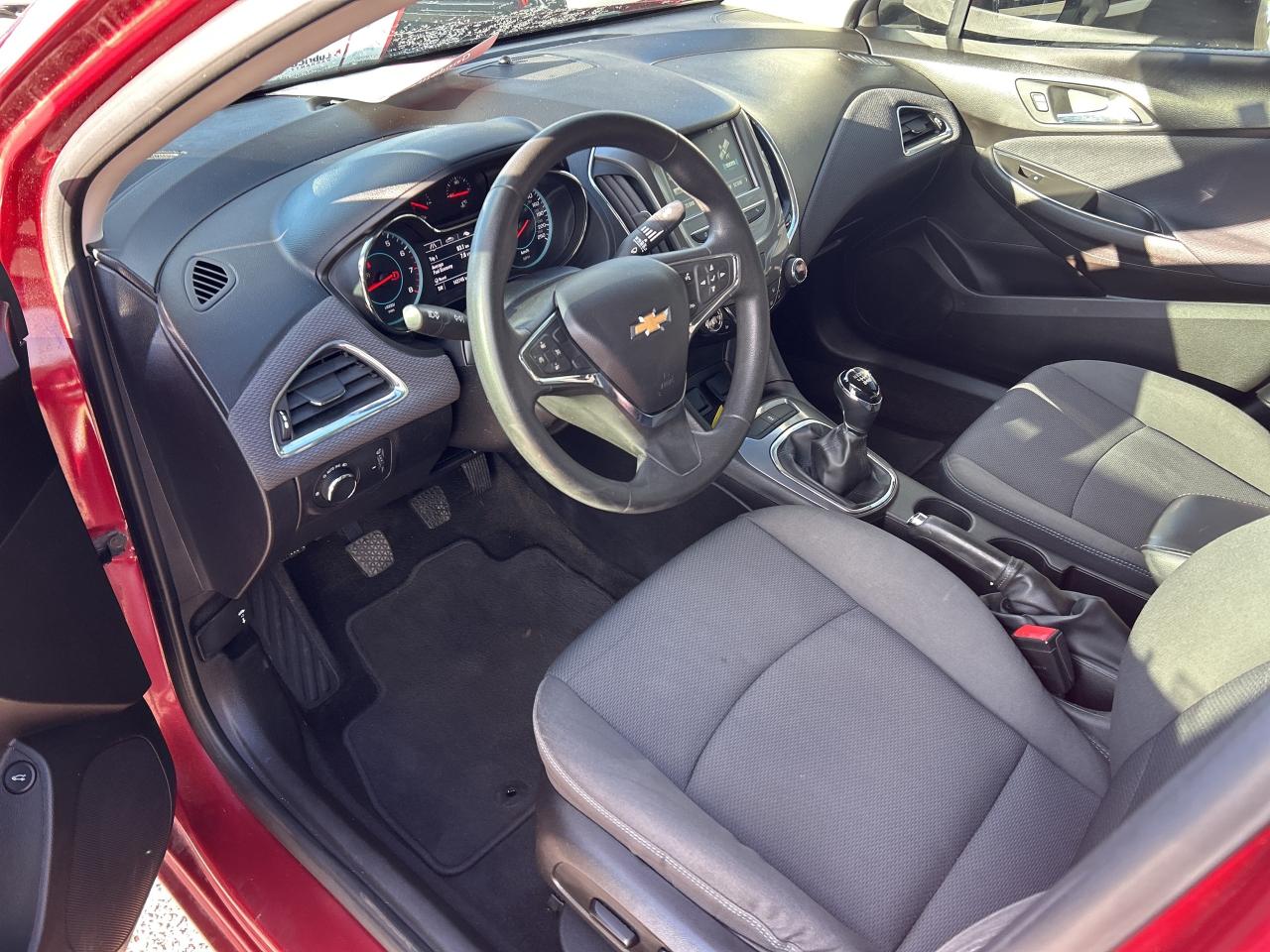 2018 Chevrolet Cruze MANUAL TRANSMISSION, BACK UP CAM, HEATED CLOTH! Photo