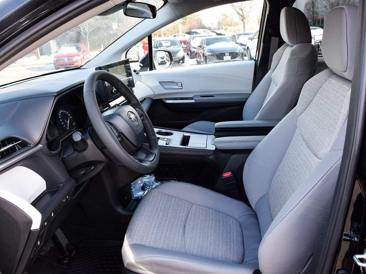 2025 Toyota Sienna LE Finance Discount $1500 Applied Photo