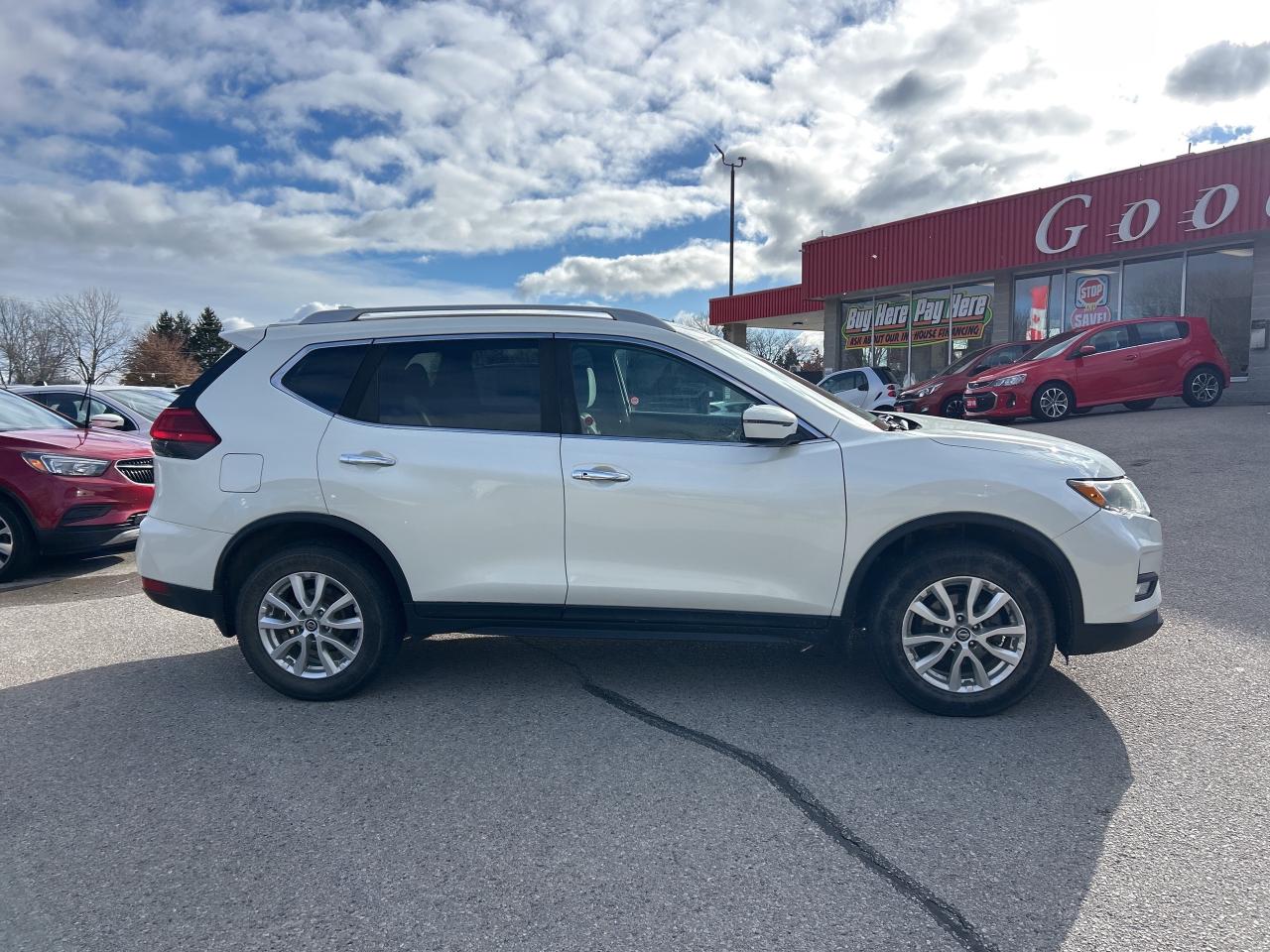 2017 Nissan Rogue SV, REMOTE START, AWD, HEATED SEATS, BACK UP CAM! Photo4