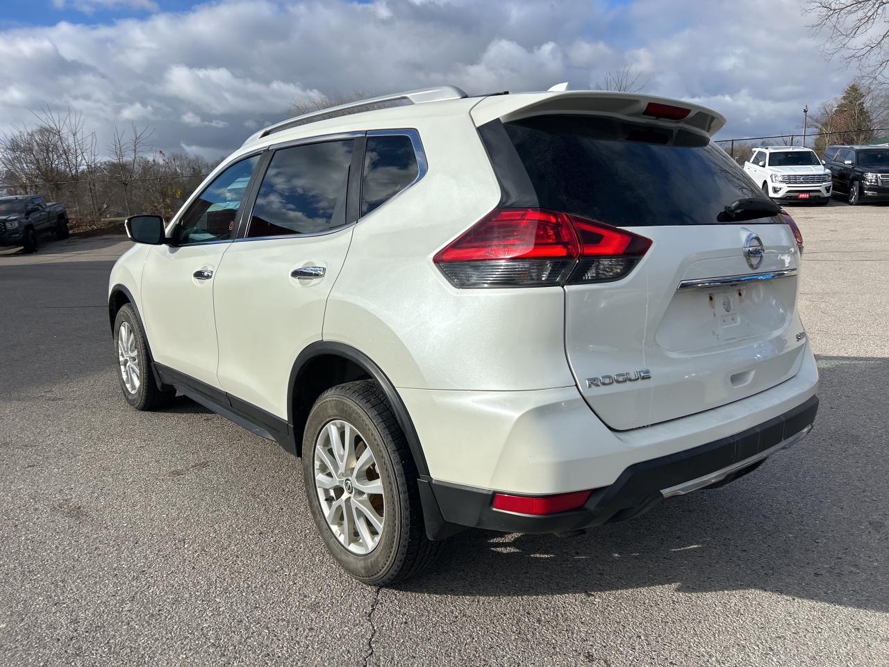 2017 Nissan Rogue SV, REMOTE START, AWD, HEATED SEATS, BACK UP CAM! Photo
