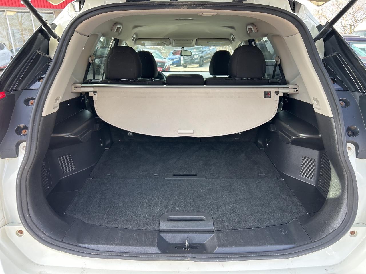 2017 Nissan Rogue SV, REMOTE START, AWD, HEATED SEATS, BACK UP CAM! Photo