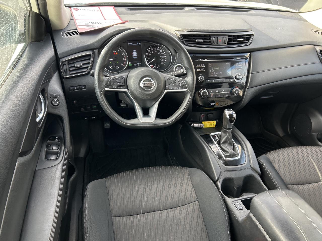 2017 Nissan Rogue SV, REMOTE START, AWD, HEATED SEATS, BACK UP CAM! Photo