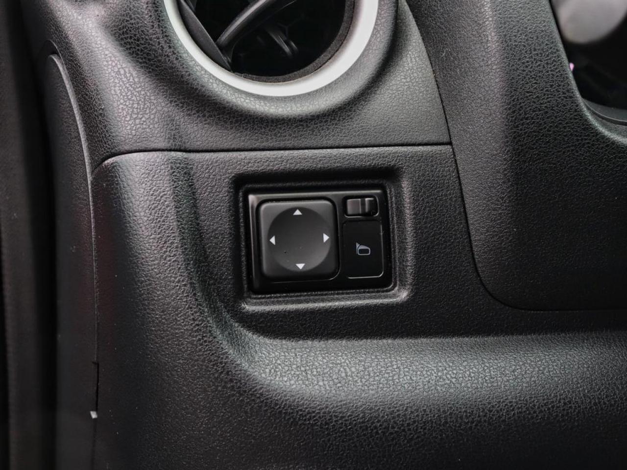 2018 Nissan Versa Note SV Manual  FINANCING AVAILABLE! Photo