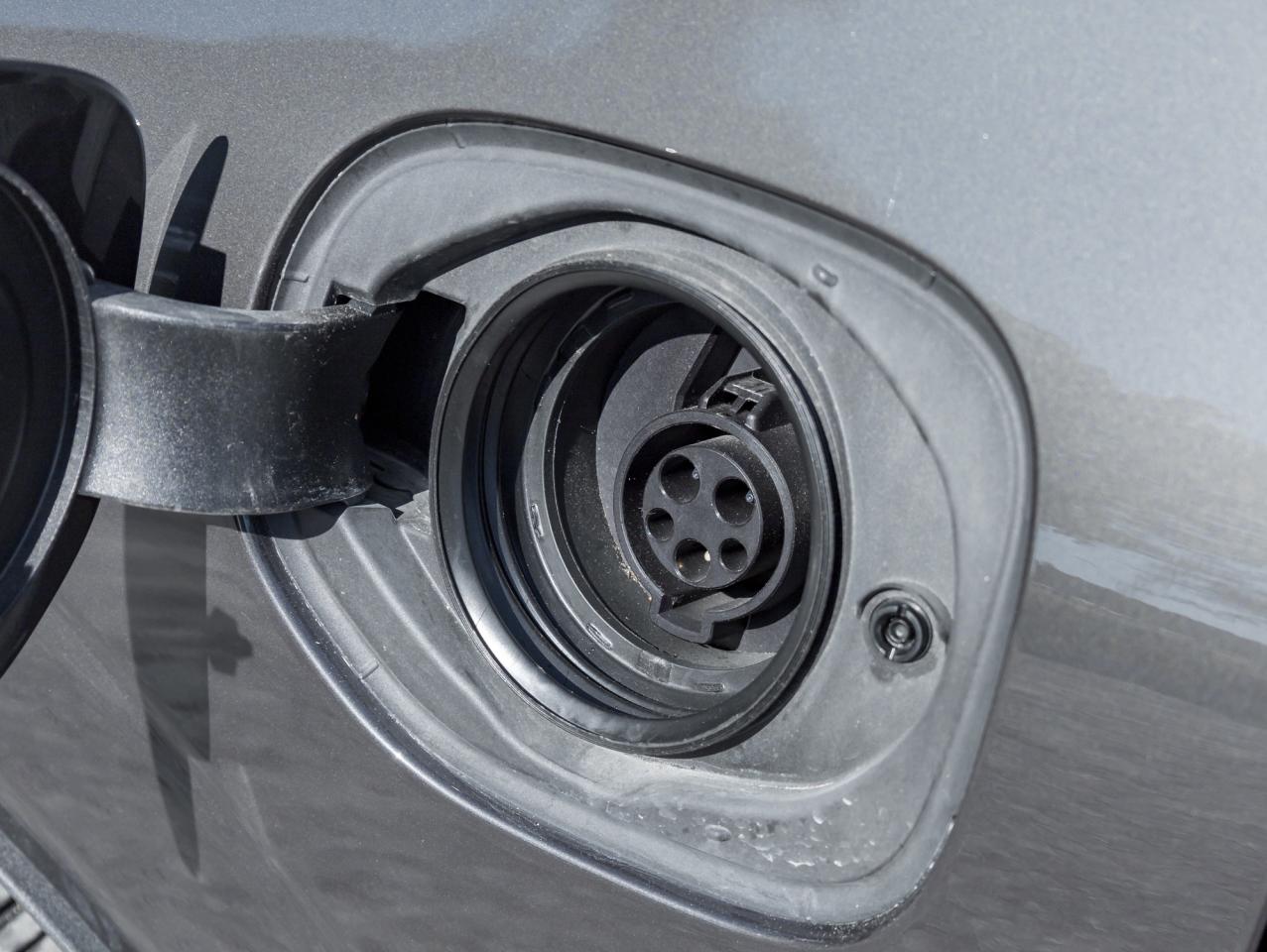 2022 Volvo XC60 Plug-In Hybrid T8eAWD PHEV R-Design -21"ALLOY WHEEL HARMAN KARDON Photo