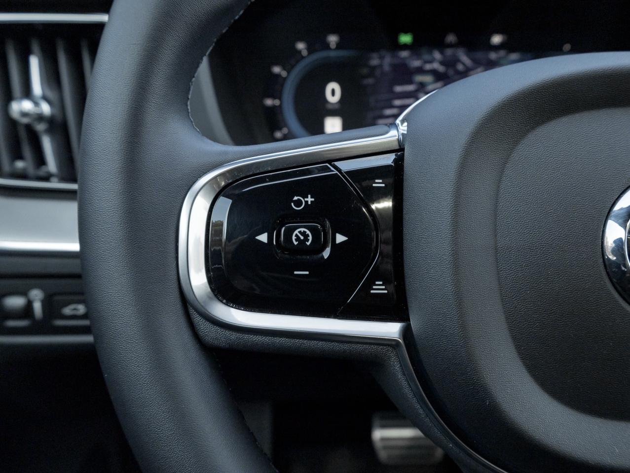 2022 Volvo XC60 Plug-In Hybrid T8eAWD PHEV R-Design -21"ALLOY WHEEL HARMAN KARDON Photo