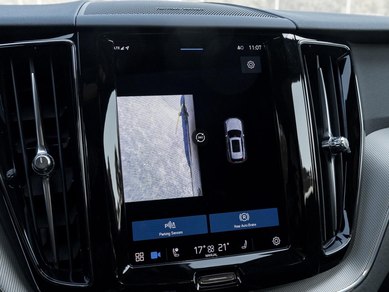 2022 Volvo XC60 Plug-In Hybrid T8eAWD PHEV R-Design -21"ALLOY WHEEL HARMAN KARDON Photo