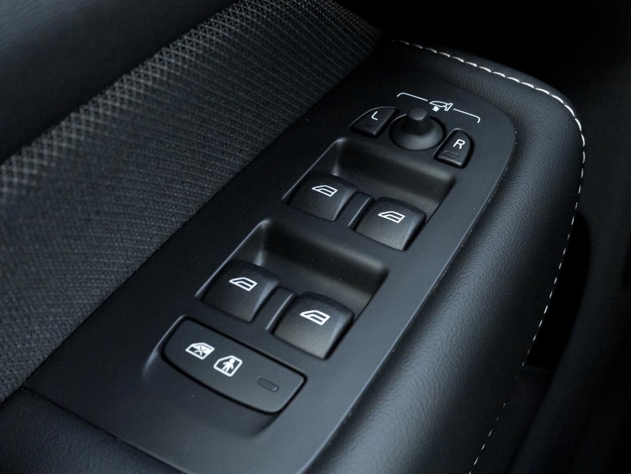 2022 Volvo XC60 Plug-In Hybrid T8eAWD PHEV R-Design -21"ALLOY WHEEL HARMAN KARDON Photo