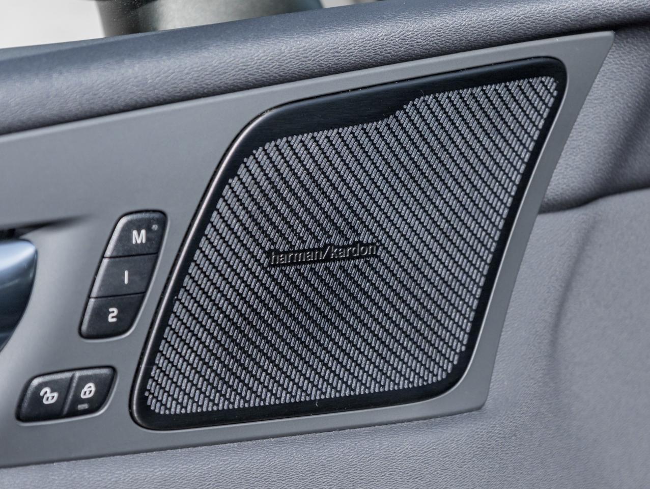 2022 Volvo XC60 Plug-In Hybrid T8eAWD PHEV R-Design -21"ALLOY WHEEL HARMAN KARDON Photo