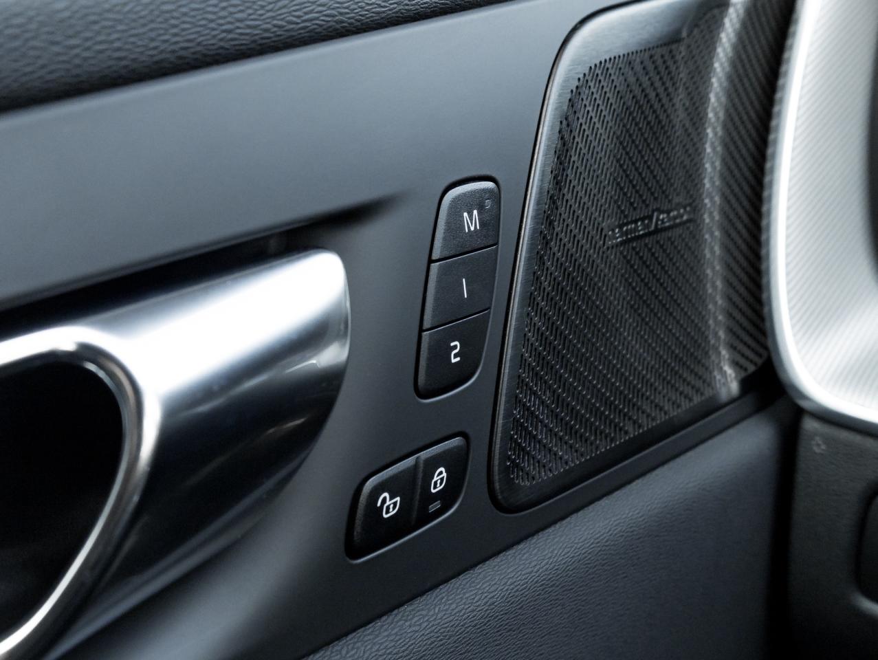 2022 Volvo XC60 Plug-In Hybrid T8eAWD PHEV R-Design -21"ALLOY WHEEL HARMAN KARDON Photo