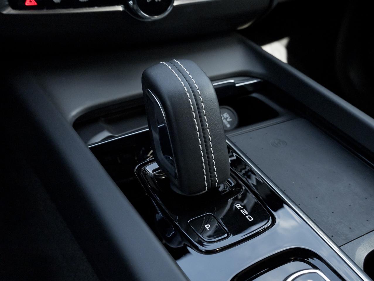 2022 Volvo XC60 Plug-In Hybrid T8eAWD PHEV R-Design -21"ALLOY WHEEL HARMAN KARDON Photo