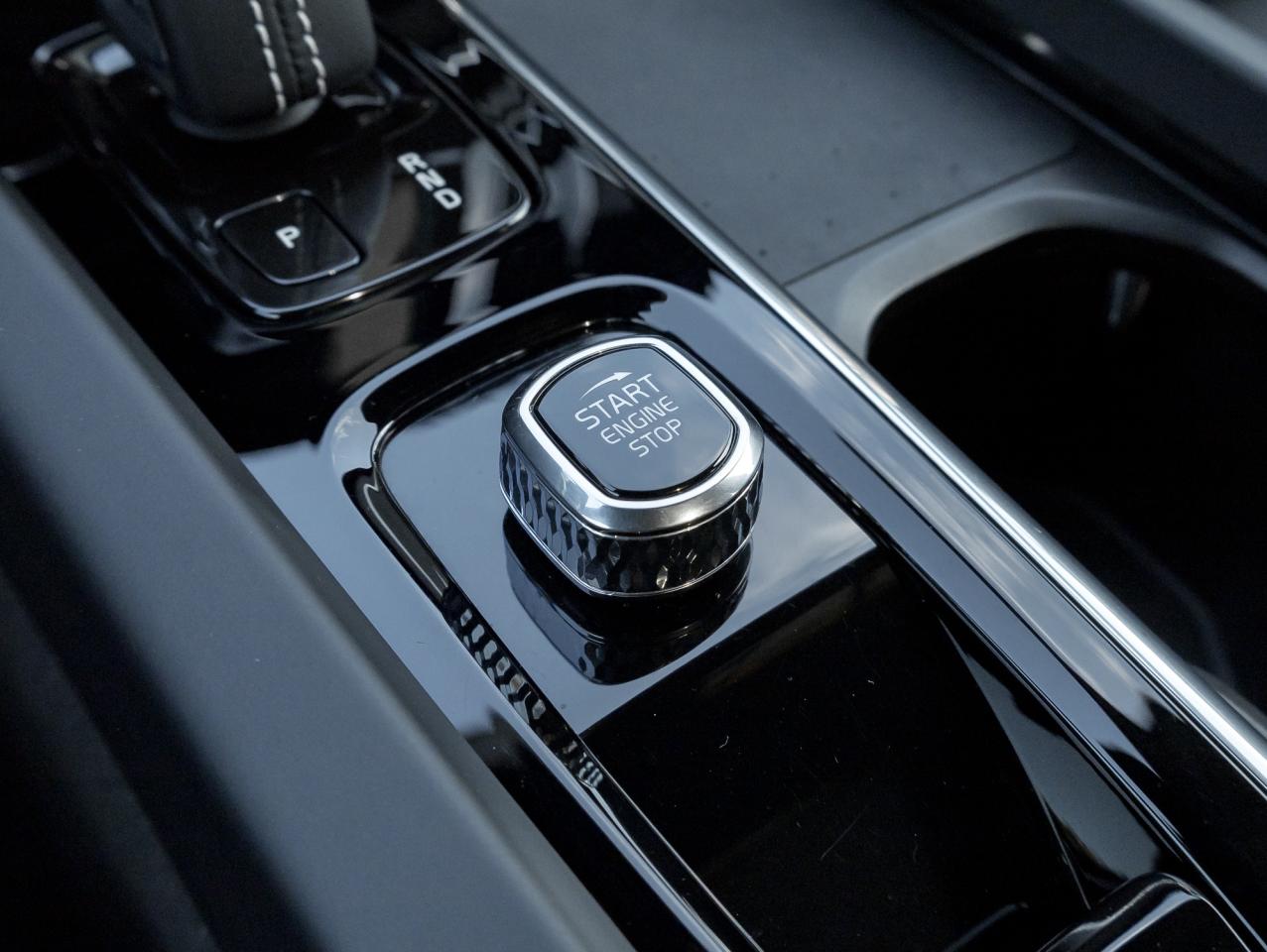 2022 Volvo XC60 Plug-In Hybrid T8eAWD PHEV R-Design -21"ALLOY WHEEL HARMAN KARDON Photo