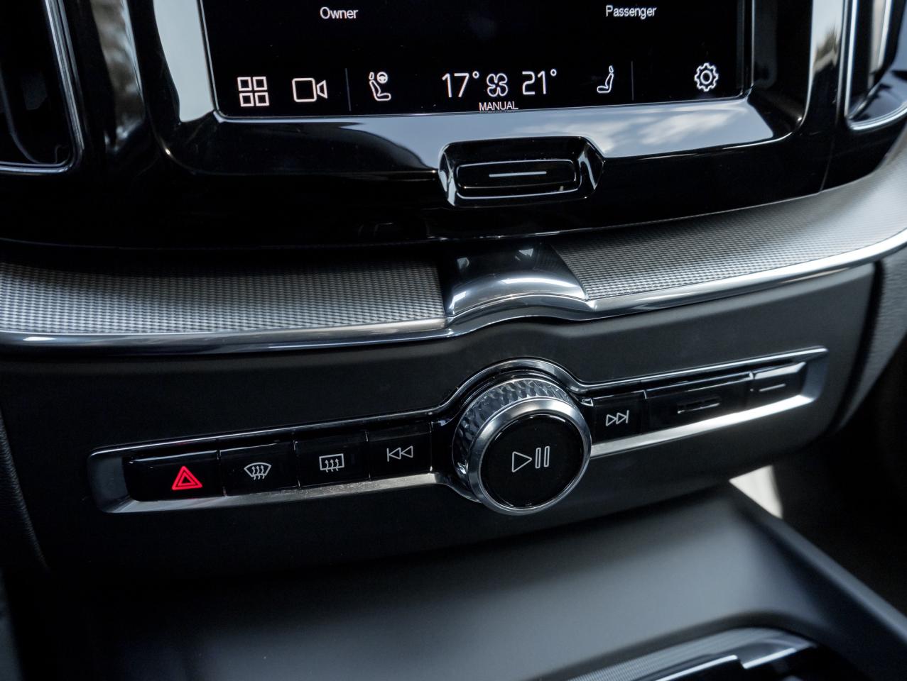 2022 Volvo XC60 Plug-In Hybrid T8eAWD PHEV R-Design -21"ALLOY WHEEL HARMAN KARDON Photo