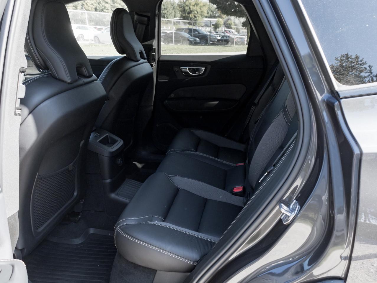 2022 Volvo XC60 Plug-In Hybrid T8eAWD PHEV R-Design -21"ALLOY WHEEL HARMAN KARDON Photo