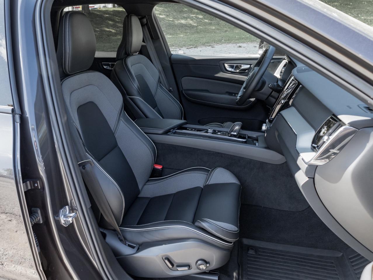 2022 Volvo XC60 Plug-In Hybrid T8eAWD PHEV R-Design -21"ALLOY WHEEL HARMAN KARDON Photo