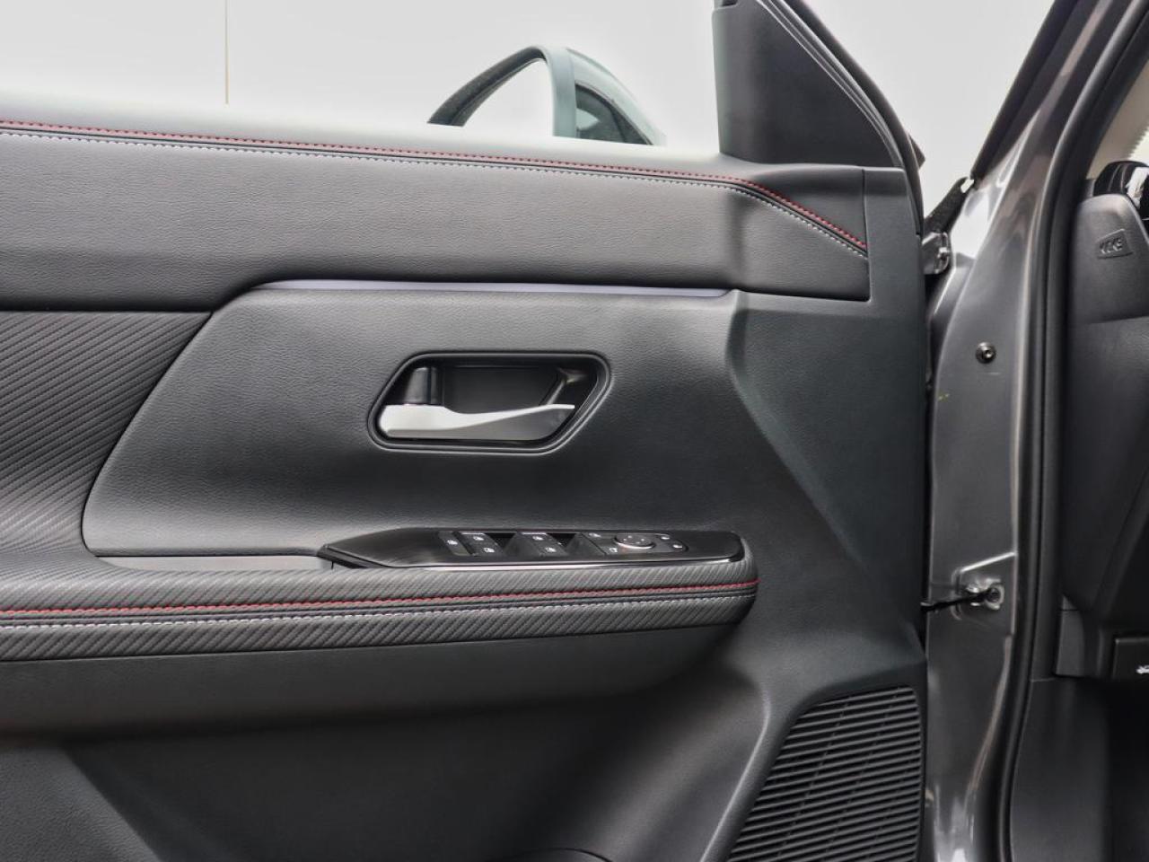 2025 Nissan Kicks SR  LOW KM, SR PREMIUM PACKAGE, BOSE! Photo