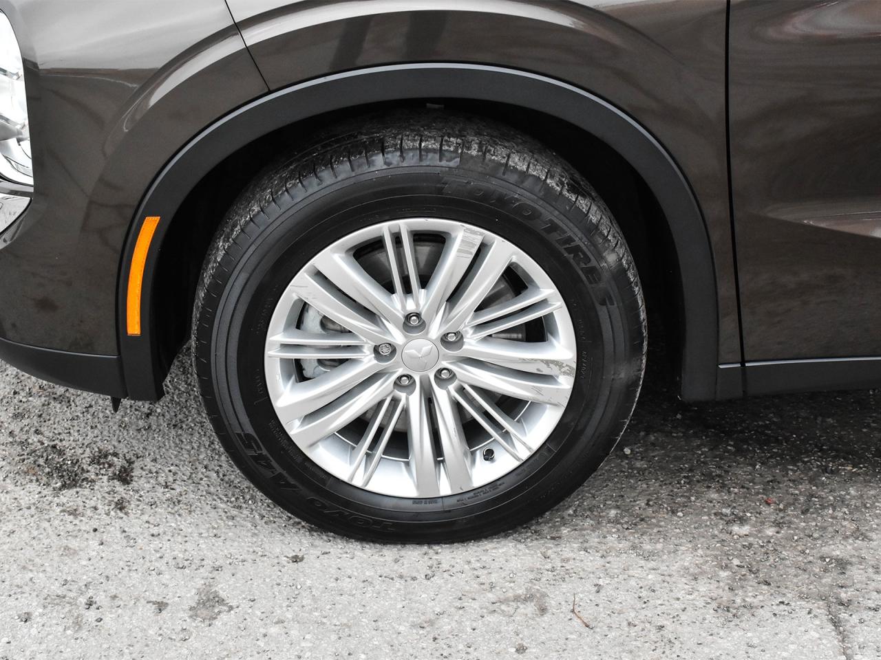 2024 Mitsubishi Outlander AWD Heated Seats Rear Camera Bluetooth Pano roof Photo3