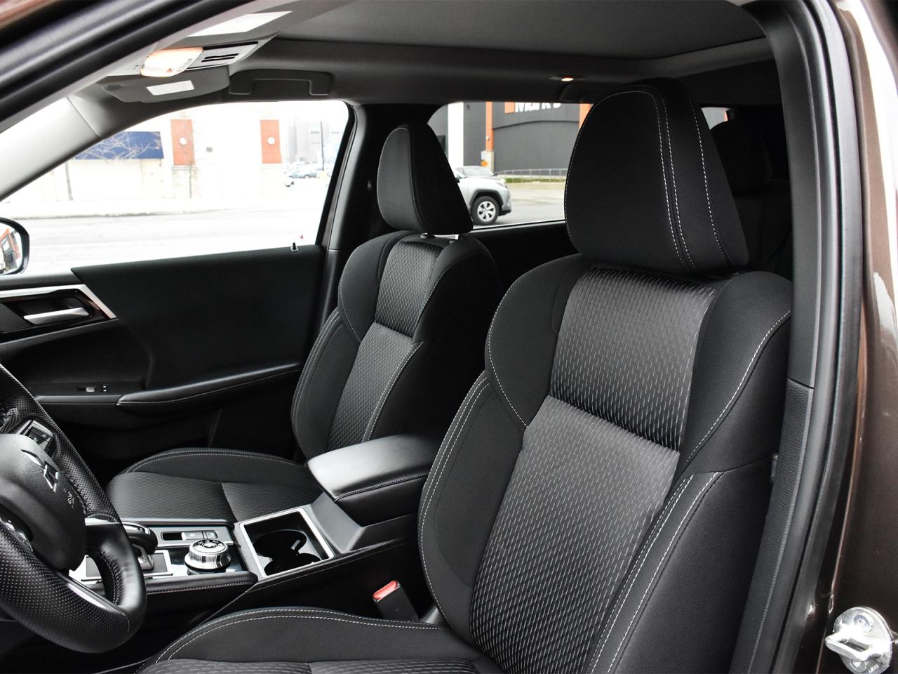 2024 Mitsubishi Outlander AWD Heated Seats Rear Camera Bluetooth Pano roof Photo