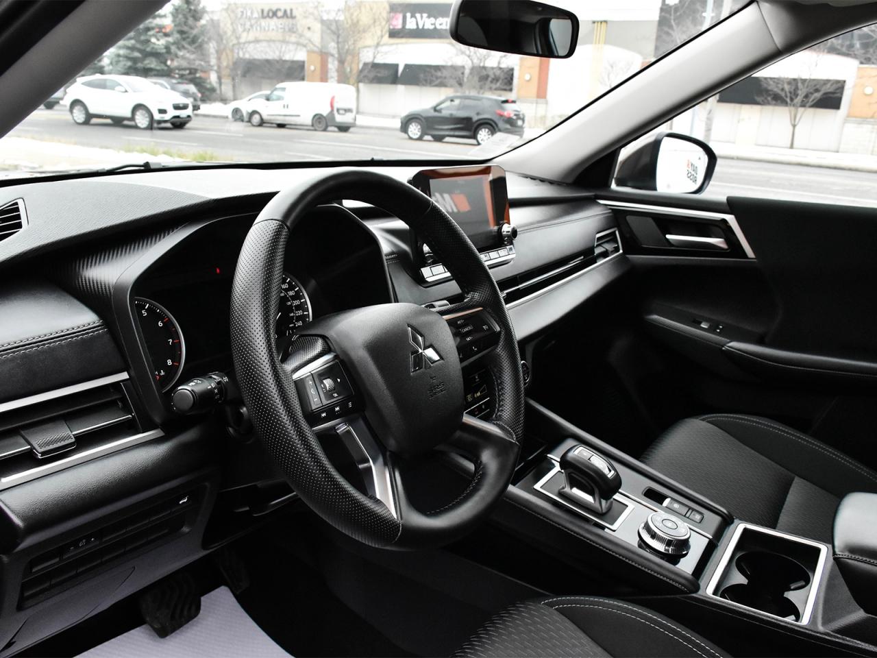 2024 Mitsubishi Outlander AWD Heated Seats Rear Camera Bluetooth Pano roof Photo