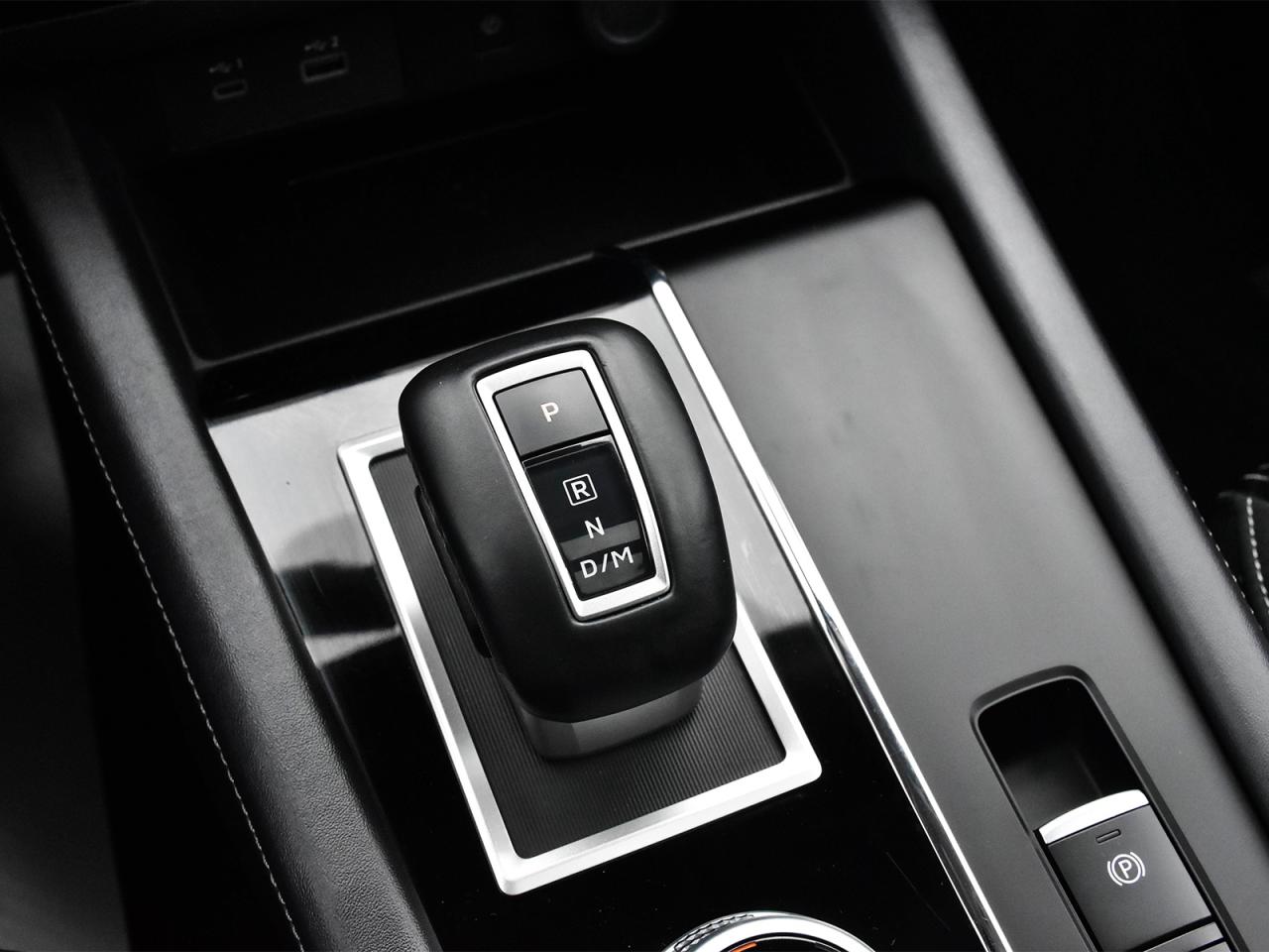 2024 Mitsubishi Outlander AWD Heated Seats Rear Camera Bluetooth Pano roof Photo