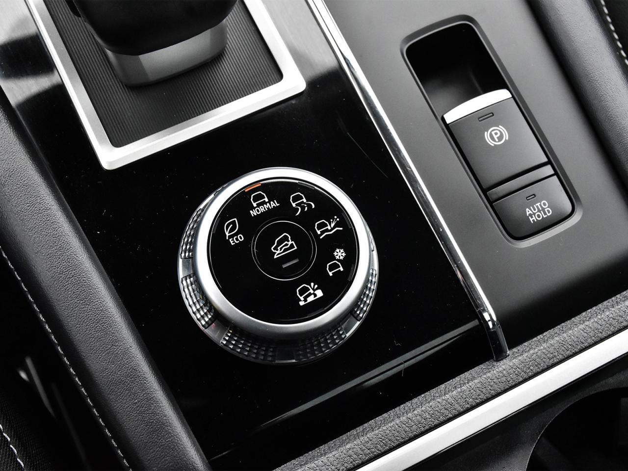 2024 Mitsubishi Outlander AWD Heated Seats Rear Camera Bluetooth Pano roof Photo