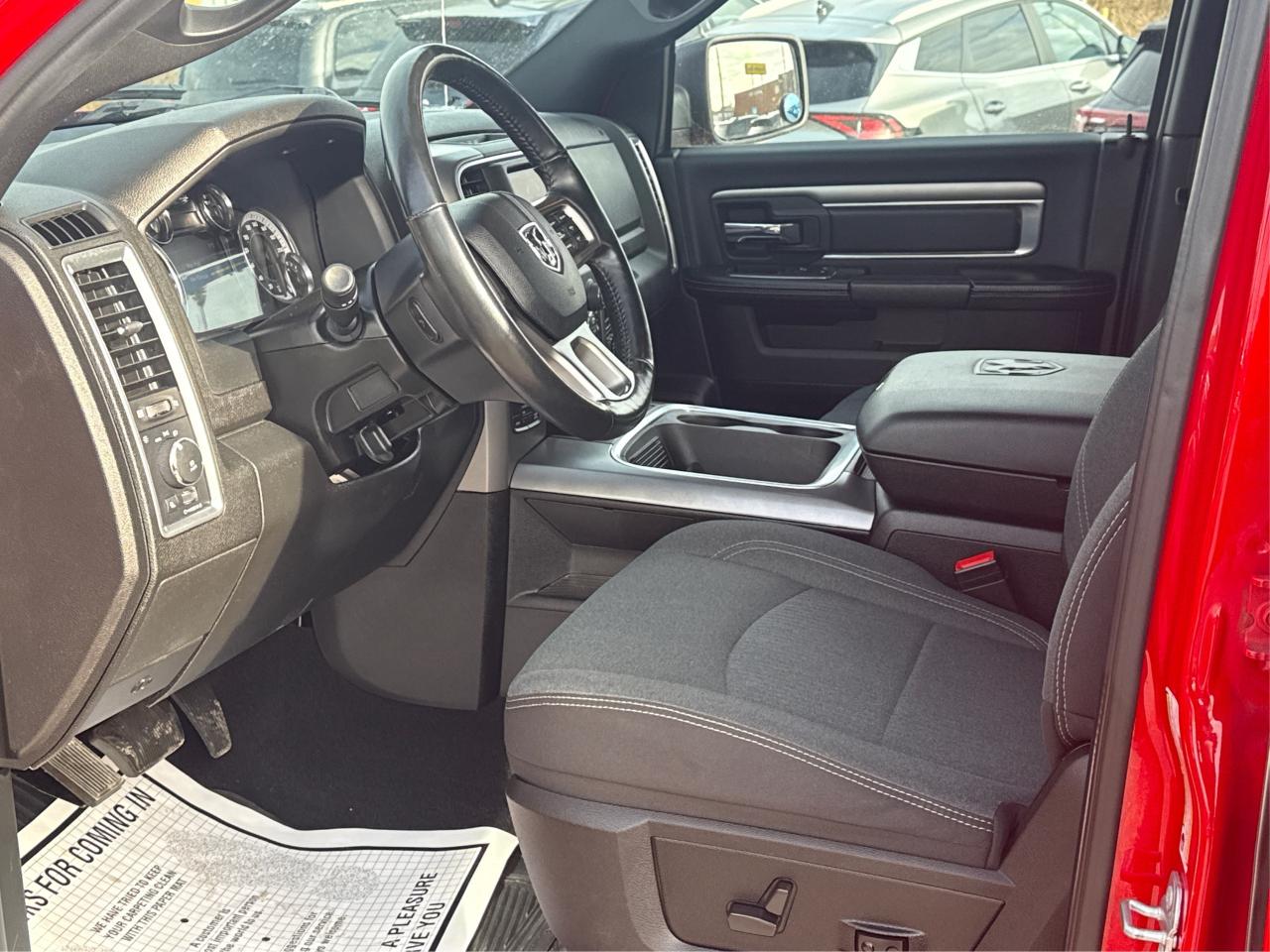 2022 RAM 1500 Classic NAV HEATED SEATS MINT! WE FINANCE ALL CREDIT! Photo