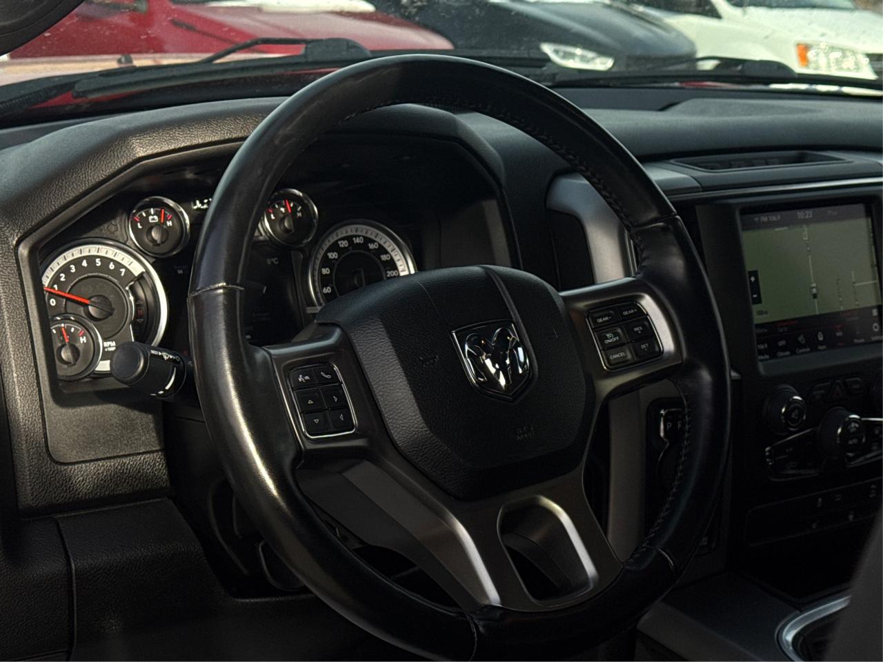 2022 RAM 1500 Classic NAV HEATED SEATS MINT! WE FINANCE ALL CREDIT! Photo