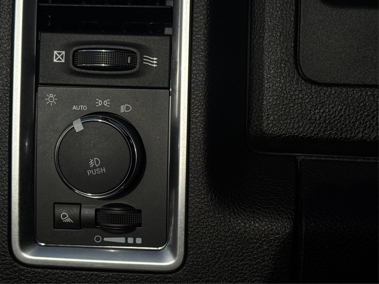 2022 RAM 1500 Classic NAV HEATED SEATS MINT! WE FINANCE ALL CREDIT! Photo