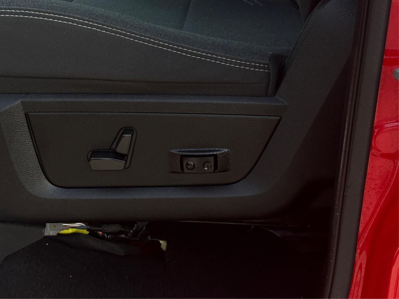 2022 RAM 1500 Classic NAV HEATED SEATS MINT! WE FINANCE ALL CREDIT! Photo