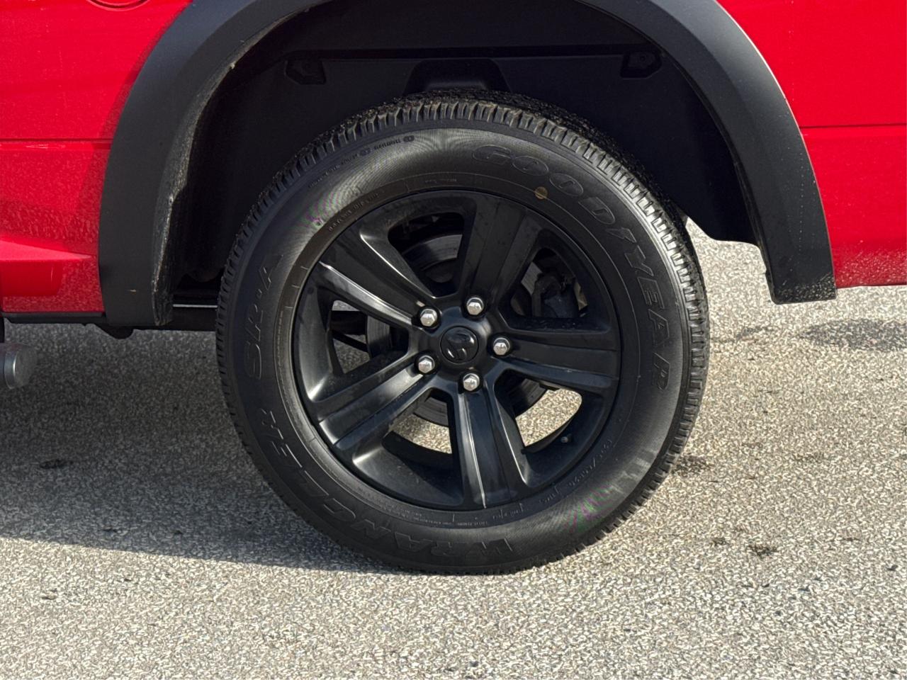 2022 RAM 1500 Classic NAV HEATED SEATS MINT! WE FINANCE ALL CREDIT! Photo