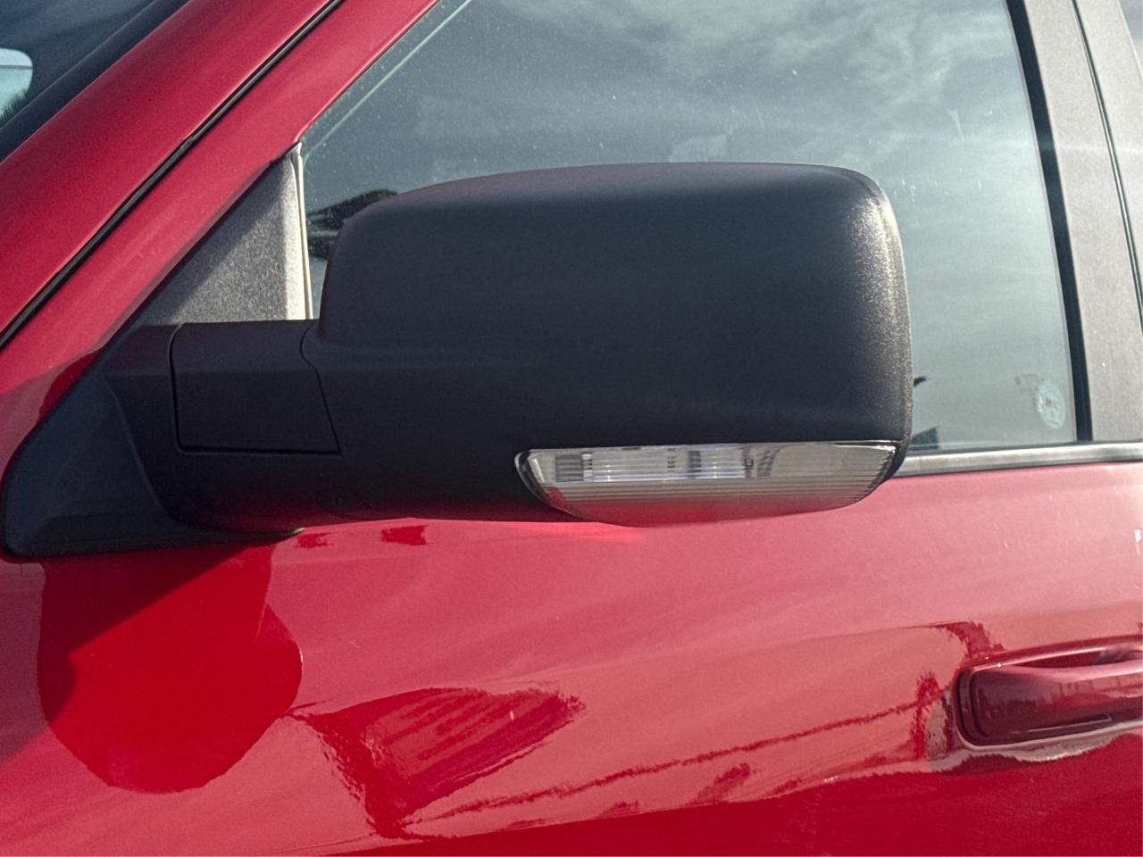 2022 RAM 1500 Classic NAV HEATED SEATS MINT! WE FINANCE ALL CREDIT! Photo