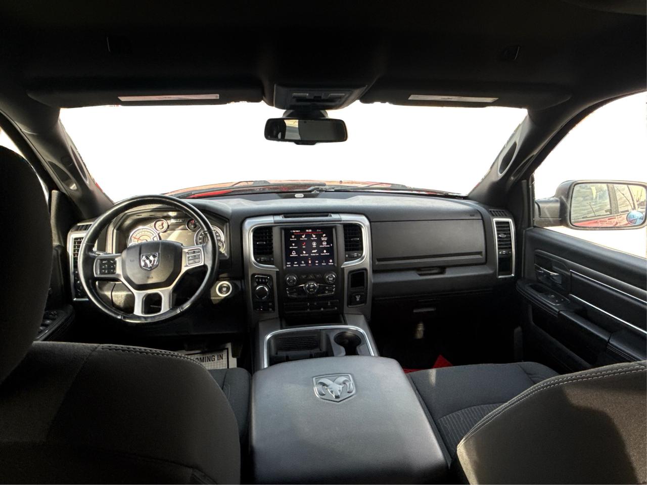 2022 RAM 1500 Classic NAV HEATED SEATS MINT! WE FINANCE ALL CREDIT! Photo