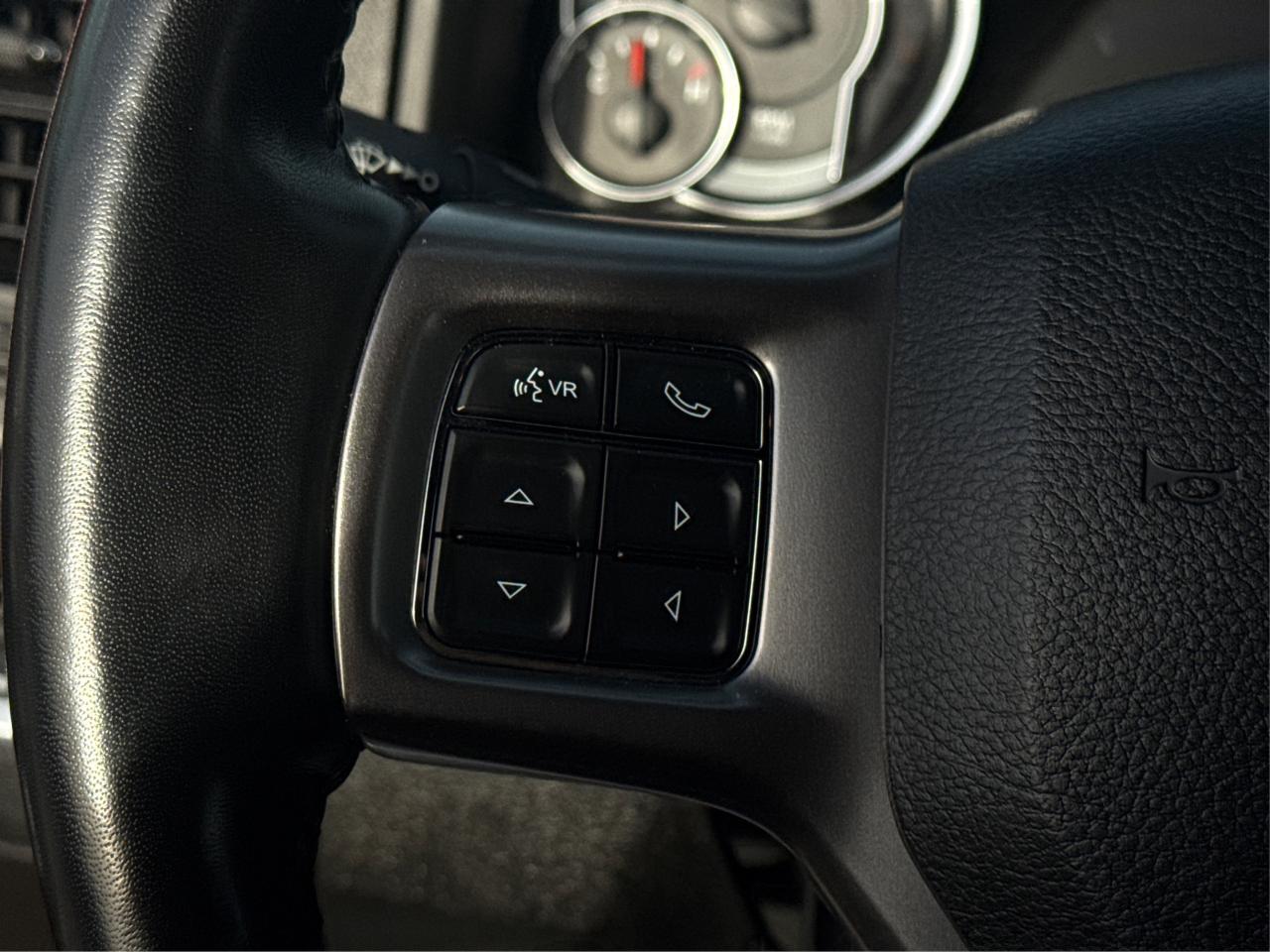 2022 RAM 1500 Classic NAV HEATED SEATS MINT! WE FINANCE ALL CREDIT! Photo