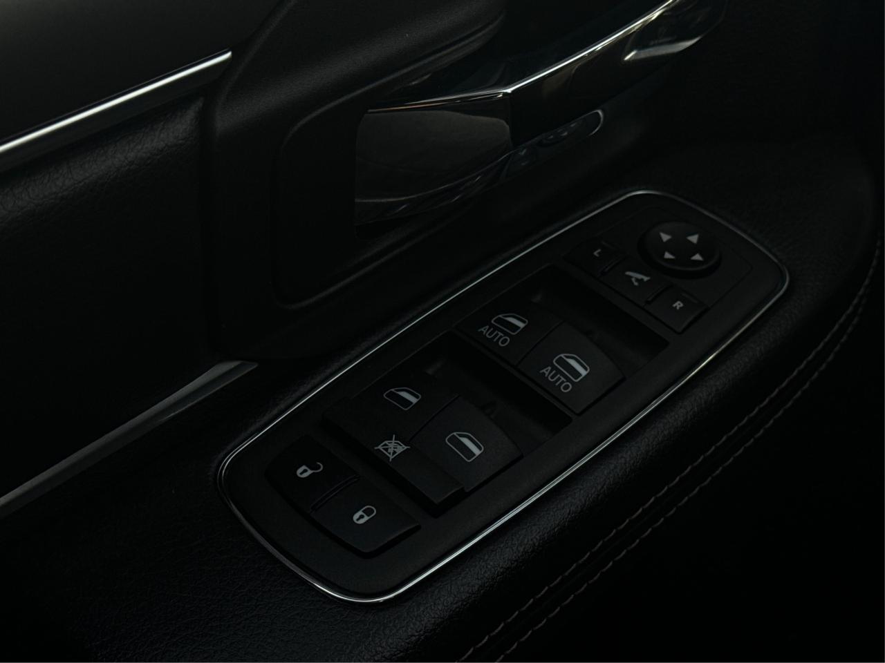 2022 RAM 1500 Classic NAV HEATED SEATS MINT! WE FINANCE ALL CREDIT! Photo